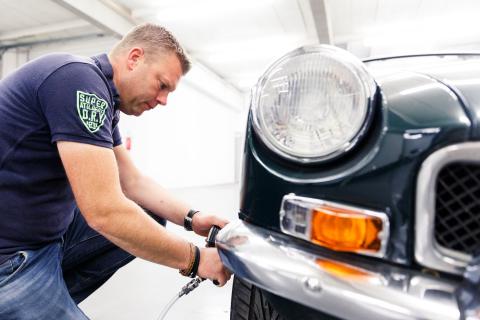 oldtimerstalling en sleutelen